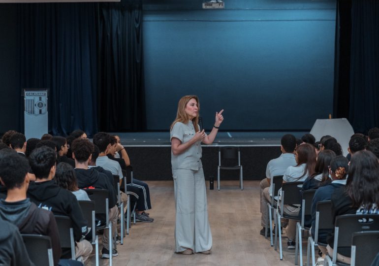 Carolina Mejía conversa con estudiantes sobre responsabilidad ciudadana