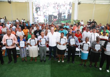 Presidente Abinader entrega 450 títulos de propiedad en Las Clavellinas de Azua