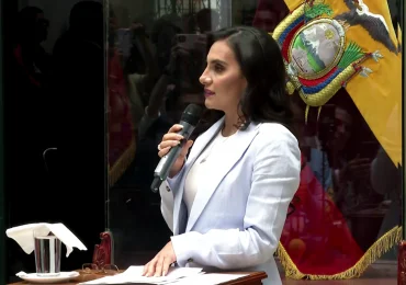 Vicepresidenta suspendida de Ecuador: "La democracia tiene que ser defendida a toda costa"