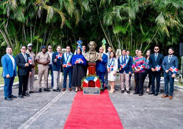 Develan busto de Duarte en Jamaica y juramentan primera filial del Instituto Duartiano