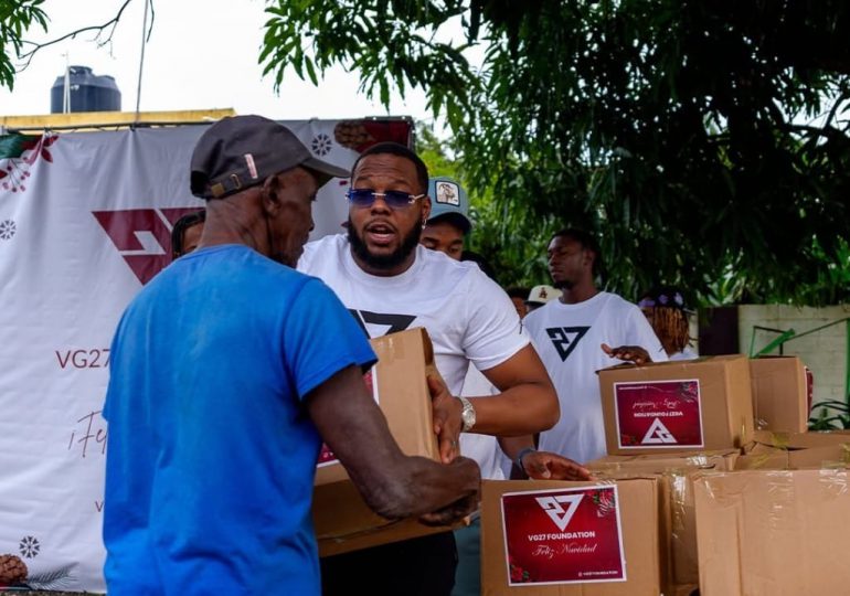 Vladimir Guerrero Jr. entrega cajas con alimentos a familiares de escasos recursos