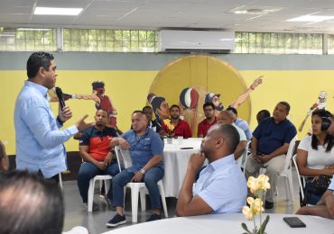 Ministro Kelvin Cruz entrega bonificación navideña entrenadores alto rendimiento