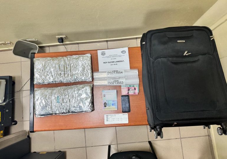 Autoridades detienen a holandés con cuatro kilos de cocaína en el Aeropuerto del Cibao