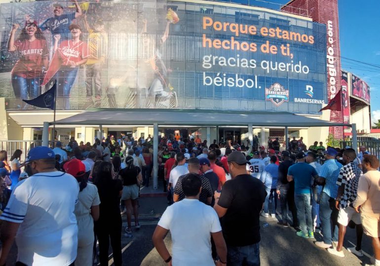 Fanáticos del Licey y del Escogido llegan al estadio Quisqueya