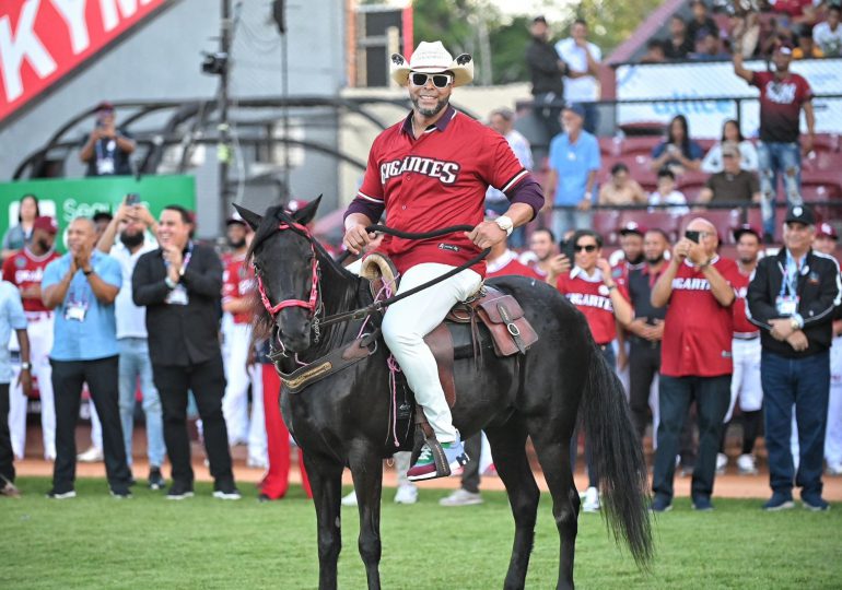 Con emotiva ceremonia Gigantes retiran número de Nelson Cruz