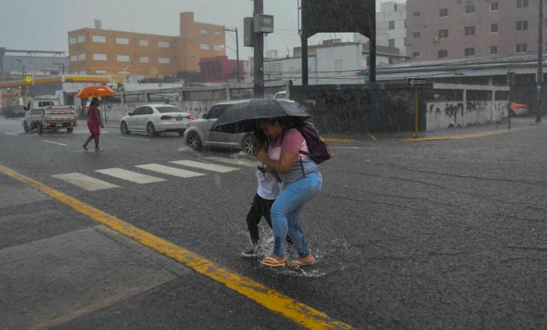 COE aumenta a 11 las provincias en alerta por vaguada