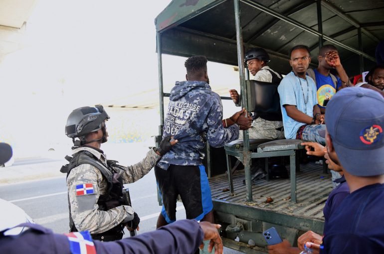 Ejército detiene camionero escondía indocumentados haitianos en camarote de patana