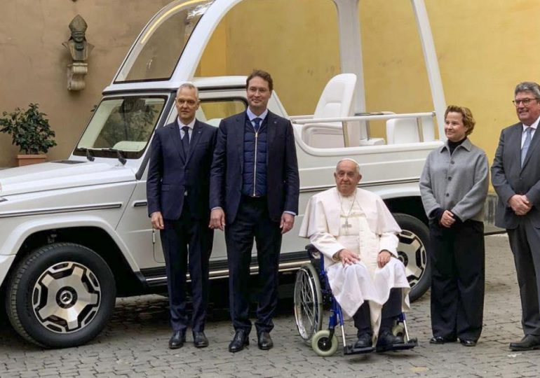 El Papa Francisco recibe el primer "papamóvil" eléctrico de Mercedes-Benz, un avance ecológico histórico