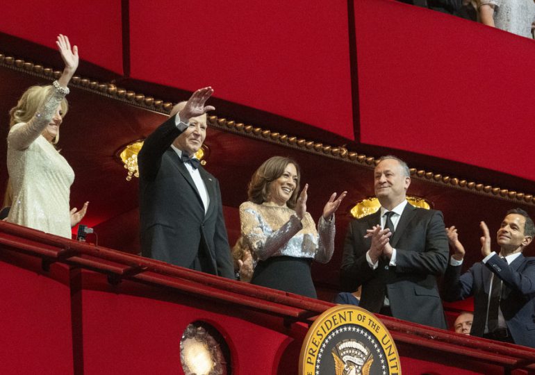 Biden y su esposa "ignoran" a Kamala durante una gala