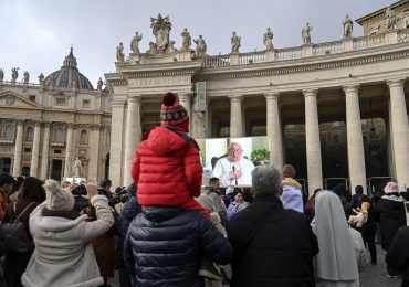 El papa reza el Ángelus resfriado desde su residencia: "Estoy mejorando"