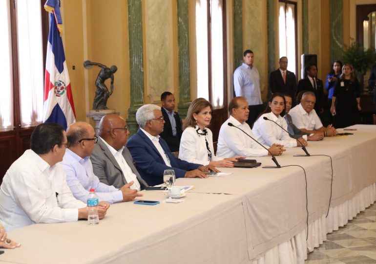 Vicepresidenta Raquel Peña inicia entrega de bonos navideños a juntas de vecinos de todo el país 