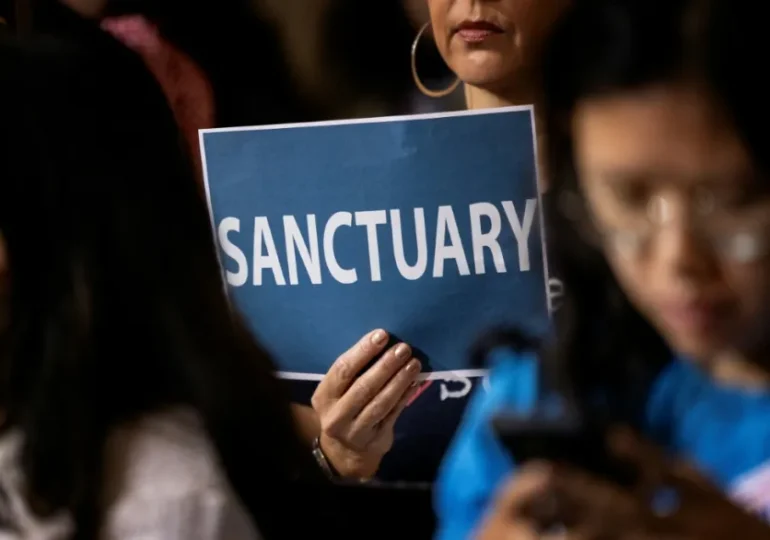 Los Ángeles se declara "ciudad santuario" para migrantes ante llegada de Trump