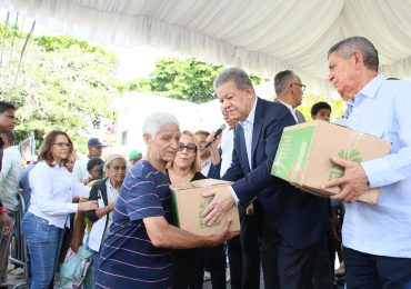 Leonel asegura que el método de entrega de cajas es transparente y garantiza llegar a personas de escasos recursos