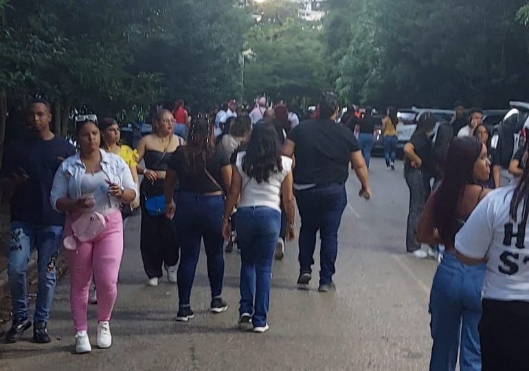 Fanáticos de Aventura llegan temprano al concierto "Cerrando Ciclos"