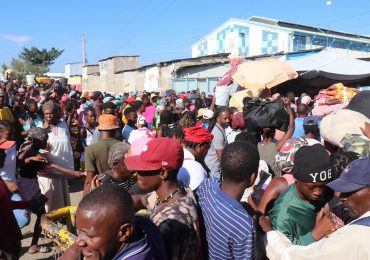 Por época navideña aumenta presencia de haitianos en mercado fronterizo de Dajabón