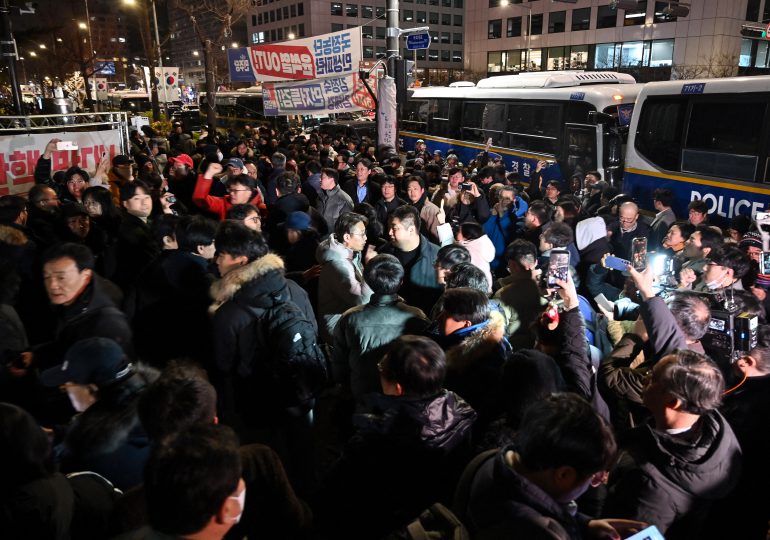 Decretan cierre del Parlamento y prohíben las actividades políticas en Corea del Sur