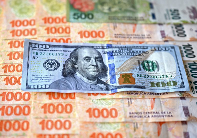 Argentinos en el laberinto de un dólar 'barato' y con poca demanda