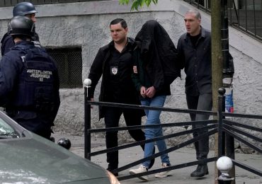 Condenados a cárcel padres de menor que cometió una masacre en Serbia