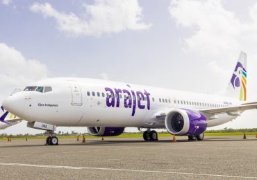 Video: Santa aterriza en Punta Cana con Arajet para sorprender a los pasajeros en la Navidad