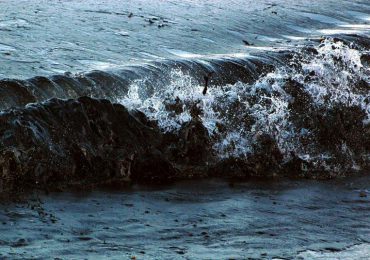 Un derrame ruso de petróleo en el Mar Negro contamina 50 km de playas