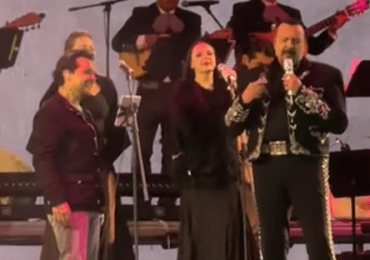 Christian Nodal sorprende en concierto de Pepe Aguilar en Querétaro