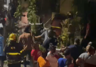 Video | Derrumbe en calle Juan Erazo deja varios heridos, incluyendo niños