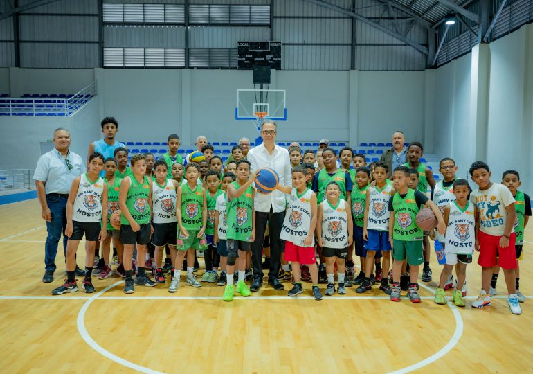 Banco Popular remoza cancha deportiva en Villa Tapia