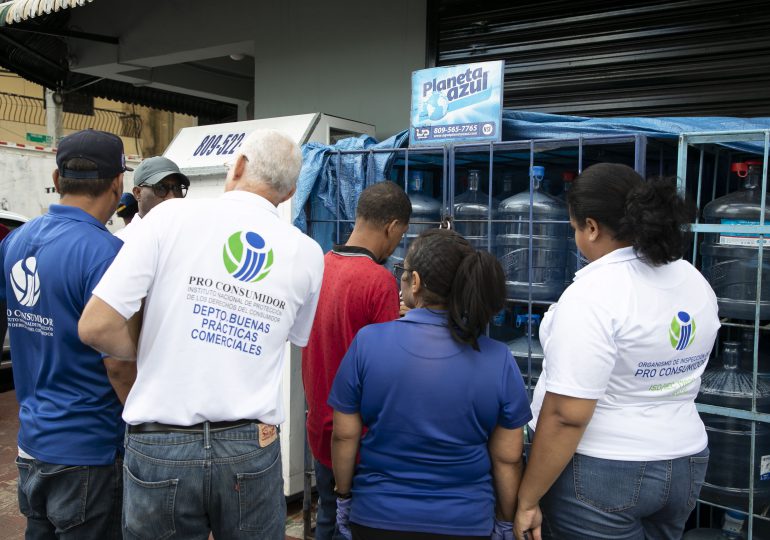 Pro Consumidor decomisa cientos de botellones de agua que estaban expuestos a los rayos del sol