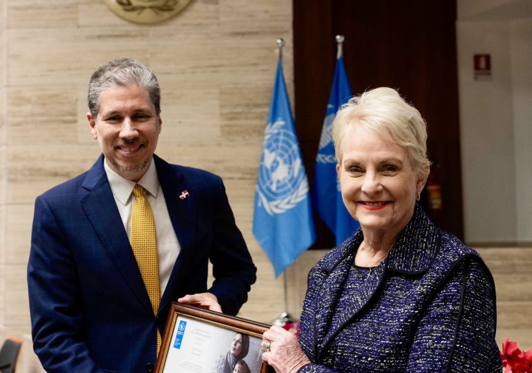 Embajador Mario Arvelo recibe reconocimiento del Programa Mundial de Alimentos por su compromiso contra el hambre