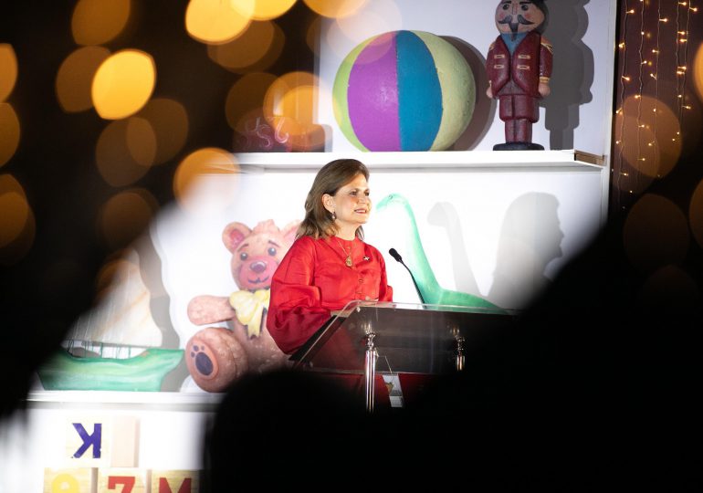 Raquel Peña ilumina el Cibao con el encendido de Villa Navidad en Santiago