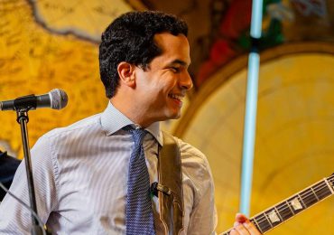 Omar Fernández celebra sus 33 vueltas al sol con guitarra en mano