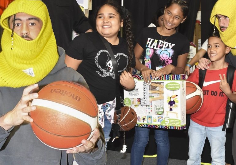 Fundación de Bad Bunny entrega regalos a niños y jóvenes por Navidad en Puerto Rico