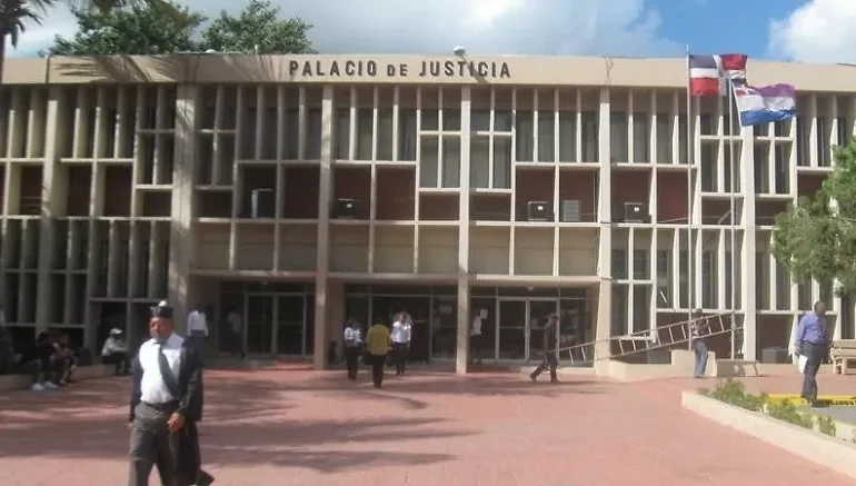 Declaran en rebeldía a profesor acusado de abusar sexualmente de una estudiante de 13 años