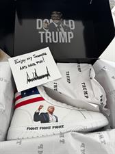 Colonias, zapatos y Biblias: el merchandising de Trump para ganar dinero y crear comunidad