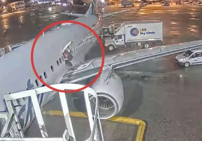 Una pasajera de un avión de Alaska Airlines abrió la puerta de emergencia y se subió al ala