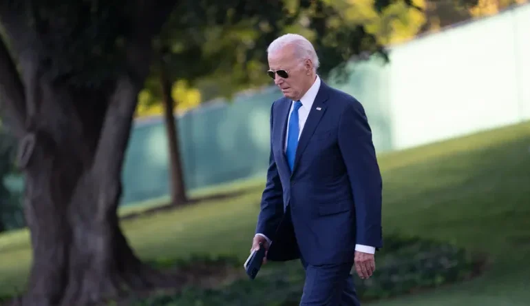 Biden contempla dar indultos preventivos ante amenazas del bando de Trump