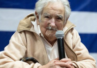 Expresidente uruguayo "Pepe" Mujica se recupera tras cirugía por cáncer de esófago