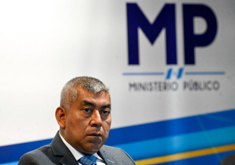 Fiscal de Guatemala amenaza con abrir causa contra ministro colombiano