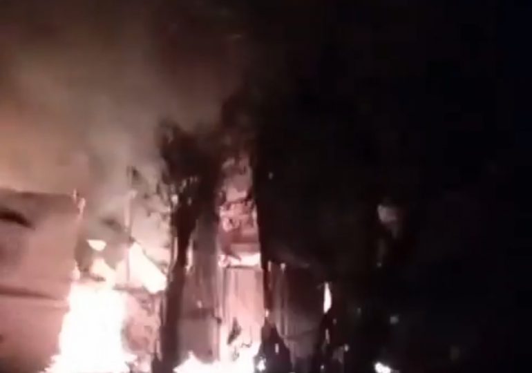 Video: Mueren tres niños en incendio en Cambita, San Cristóbal