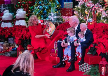 Biden y su esposa ayudan a rastrear el recorrido de Santa Claus por Navidad