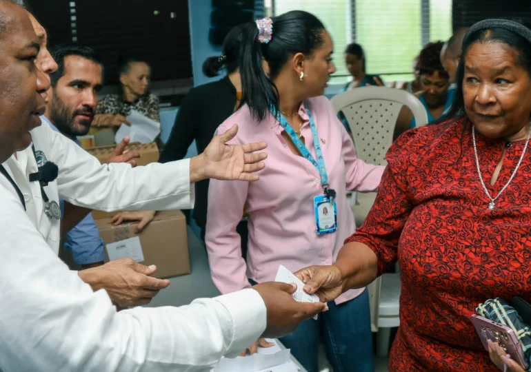 Gabinete de Política Social continúa entrega de bonos navideños