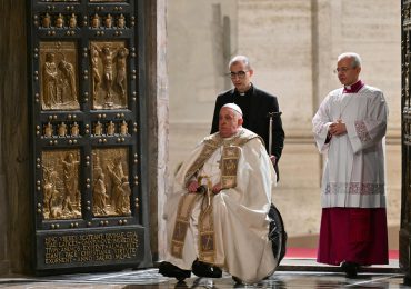 ¿Qué es la neumonía bilateral, lo que mantiene al Papa Francisco con un cuadro clínico complejo ?