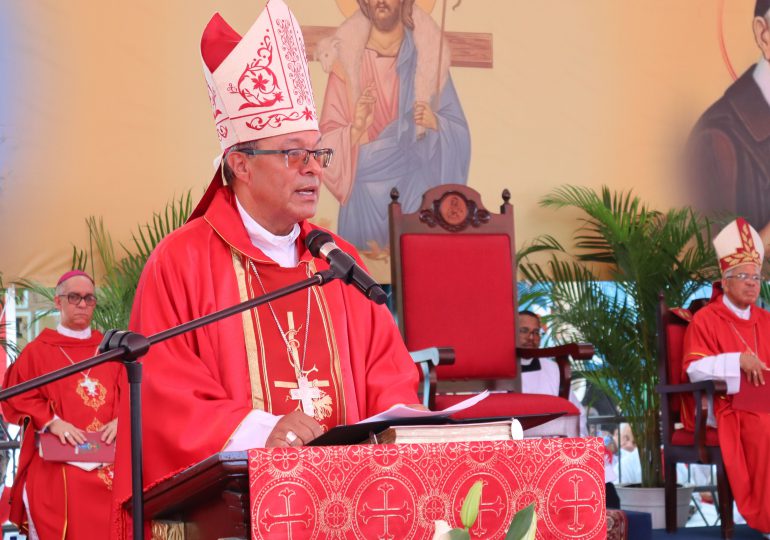 Mons. Faustino Burgos Brisman es instalado obispo de Baní