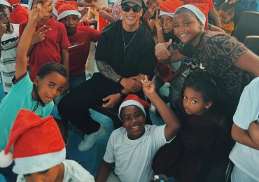 Video: Daddy Yankee celebra la Navidad con los niños de su fundación Daddy’s House