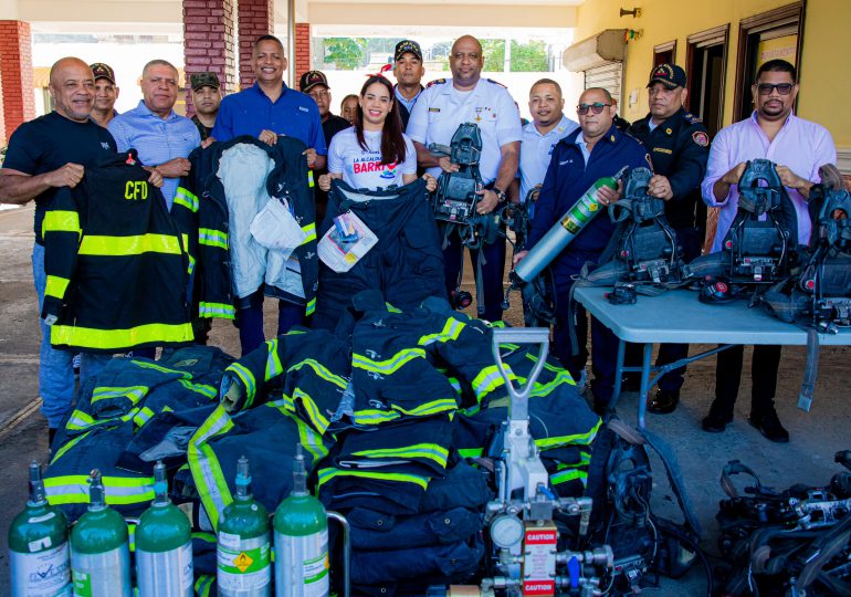 Diputado Bolívar Valera entrega equipos a bomberos de Santo Domingo Norte