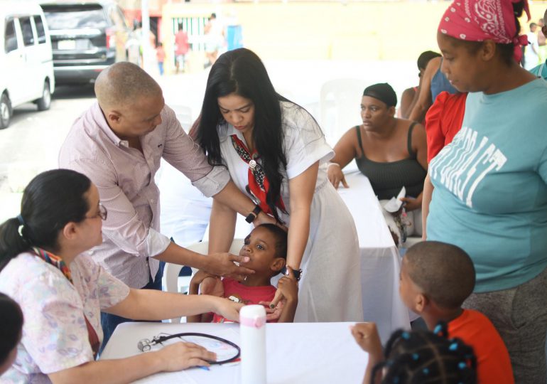 Joselito inicia la Navidad con un operativo médico en Santo Domingo Este