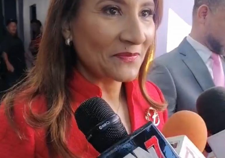 Zoraima Cuello a Gloria Reyes: "Repartieron los bono navideño a la garata con puño"