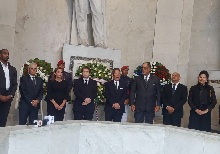 Depositan ofrenda floral en el Altar de la Patria por el “Día del Cuerpo Consular”