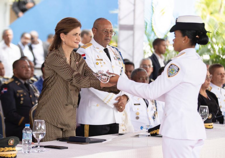 Vicepresidenta encabeza por primera vez graduación de cadetes de la PN