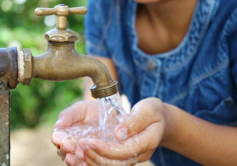 Servicio de agua potable en SDN se mantiene estable tras solución de averías